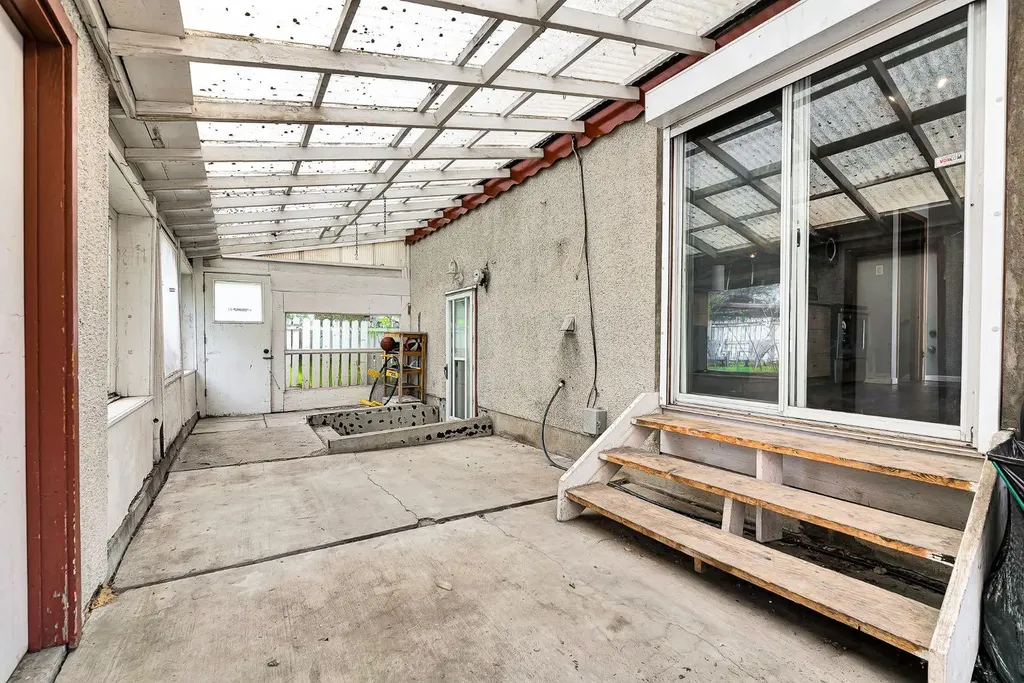 3156 Blakiston Drive NW Calgary AB T2L 1L8