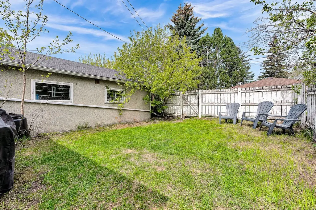 3156 Blakiston Drive NW Calgary AB T2L 1L8