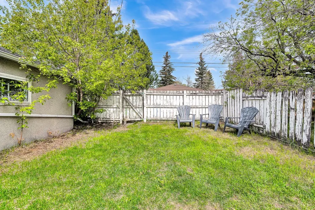 3156 Blakiston Drive NW Calgary AB T2L 1L8