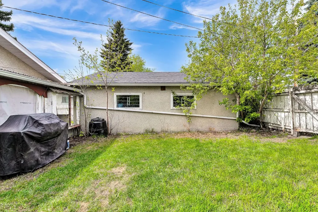 3156 Blakiston Drive NW Calgary AB T2L 1L8