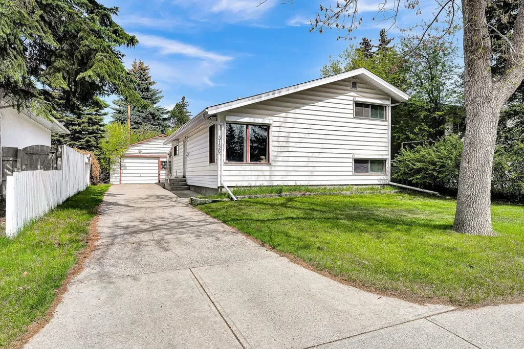 3156 Blakiston Drive NW Calgary AB T2L 1L8