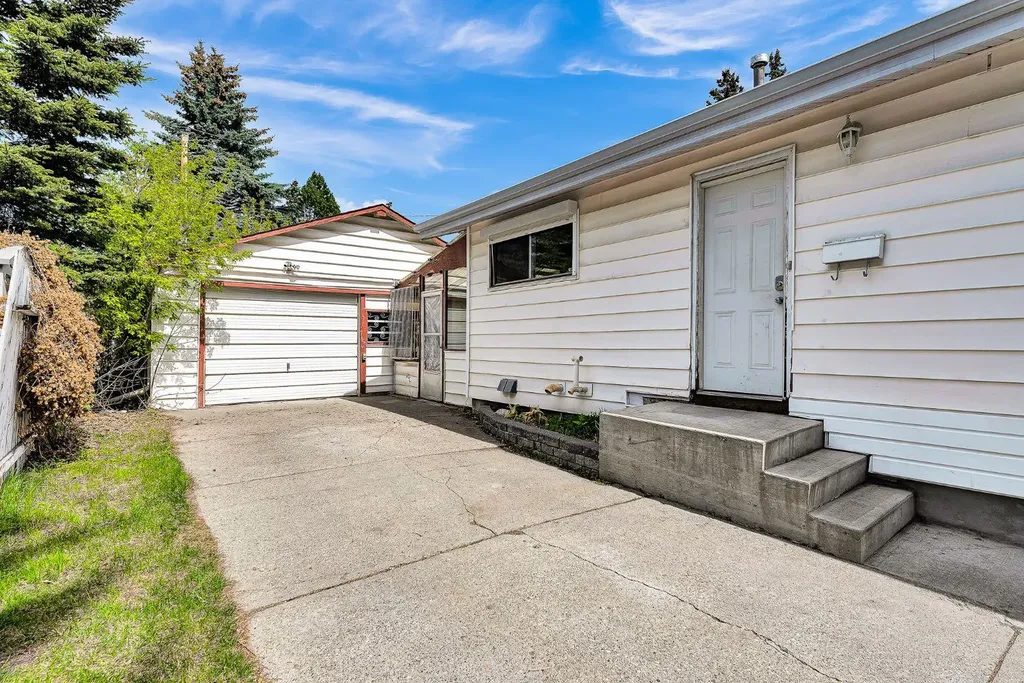 3156 Blakiston Drive NW Calgary AB T2L 1L8