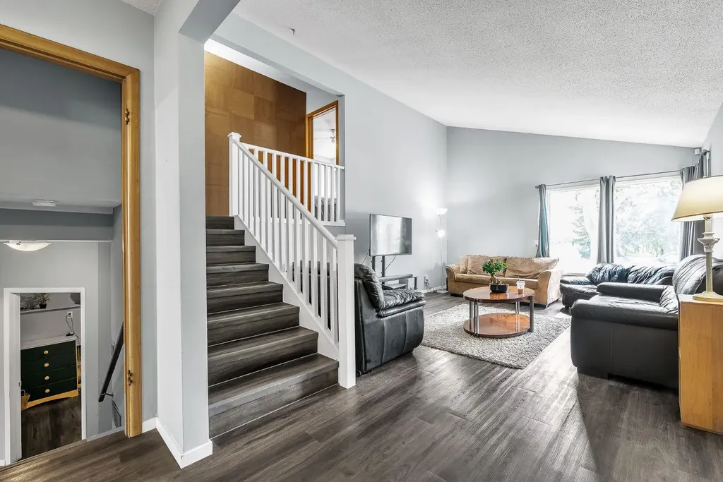 3156 Blakiston Drive NW Calgary AB T2L 1L8