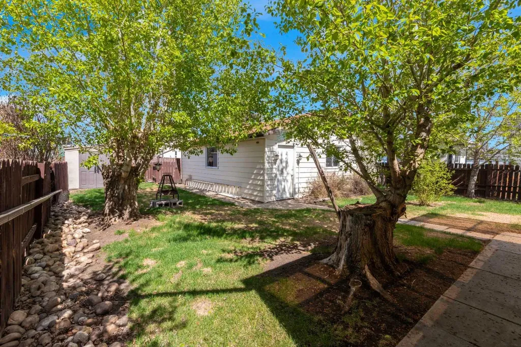 326 9 Street Beiseker AB T0M 0G0