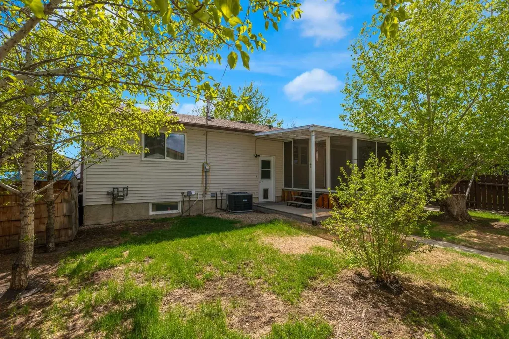 326 9 Street Beiseker AB T0M 0G0