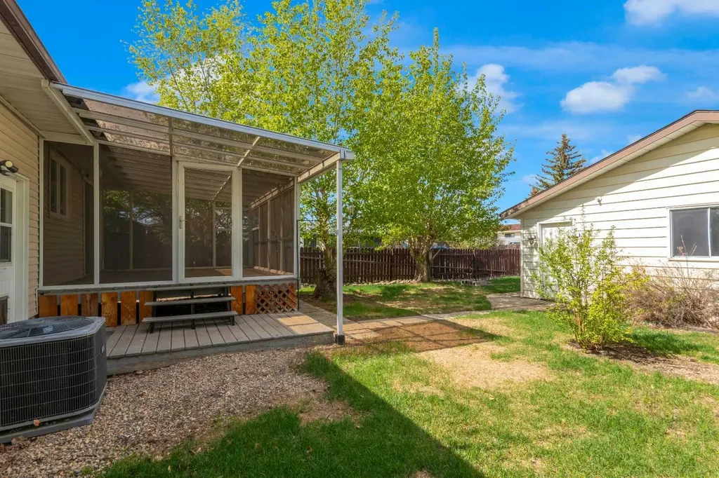 326 9 Street Beiseker AB T0M 0G0
