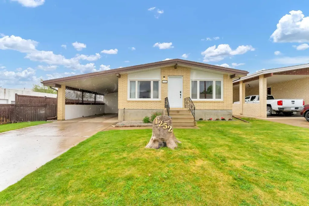 1252 Crockford Crescent NW Medicine Hat AB T1A 7C4
