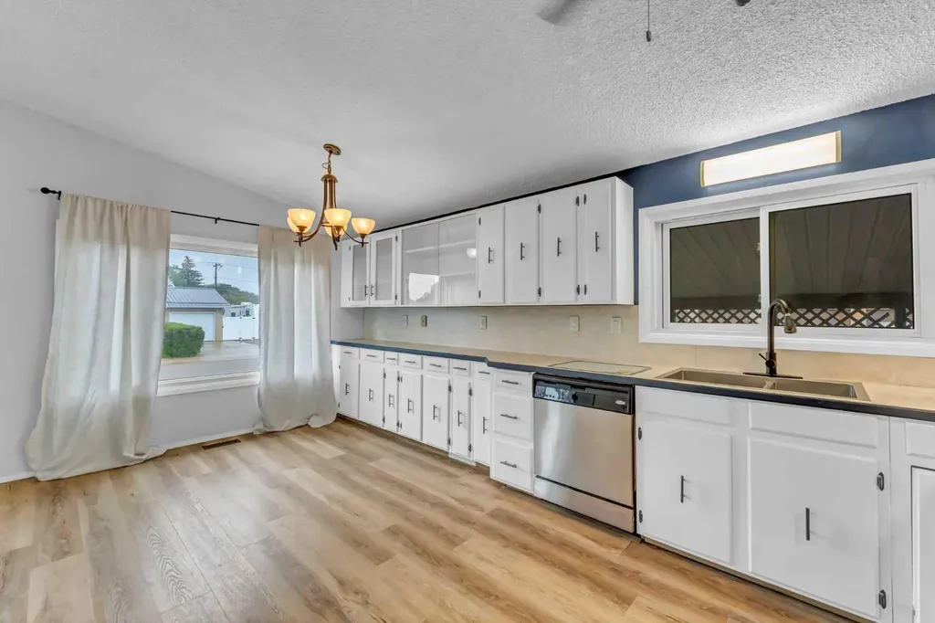 1252 Crockford Crescent NW Medicine Hat AB T1A 7C4