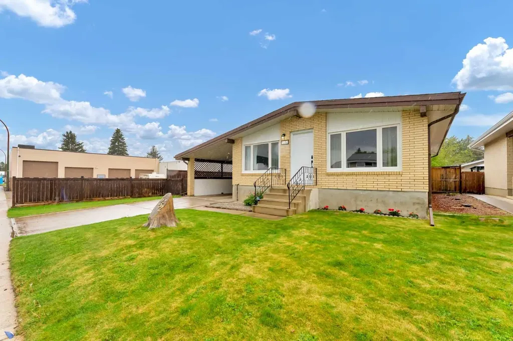 1252 Crockford Crescent NW Medicine Hat AB T1A 7C4