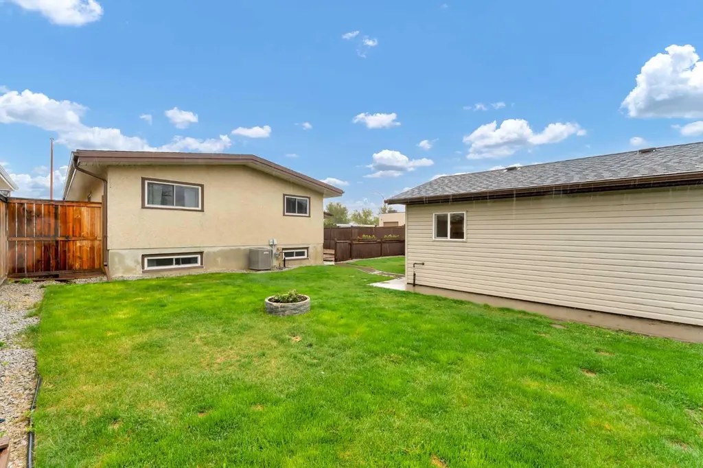 1252 Crockford Crescent NW Medicine Hat AB T1A 7C4