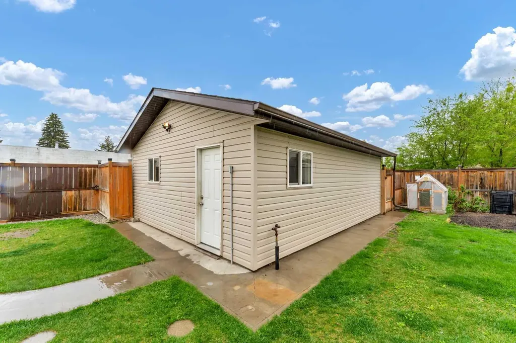 1252 Crockford Crescent NW Medicine Hat AB T1A 7C4