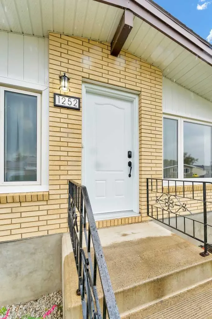 1252 Crockford Crescent NW Medicine Hat AB T1A 7C4