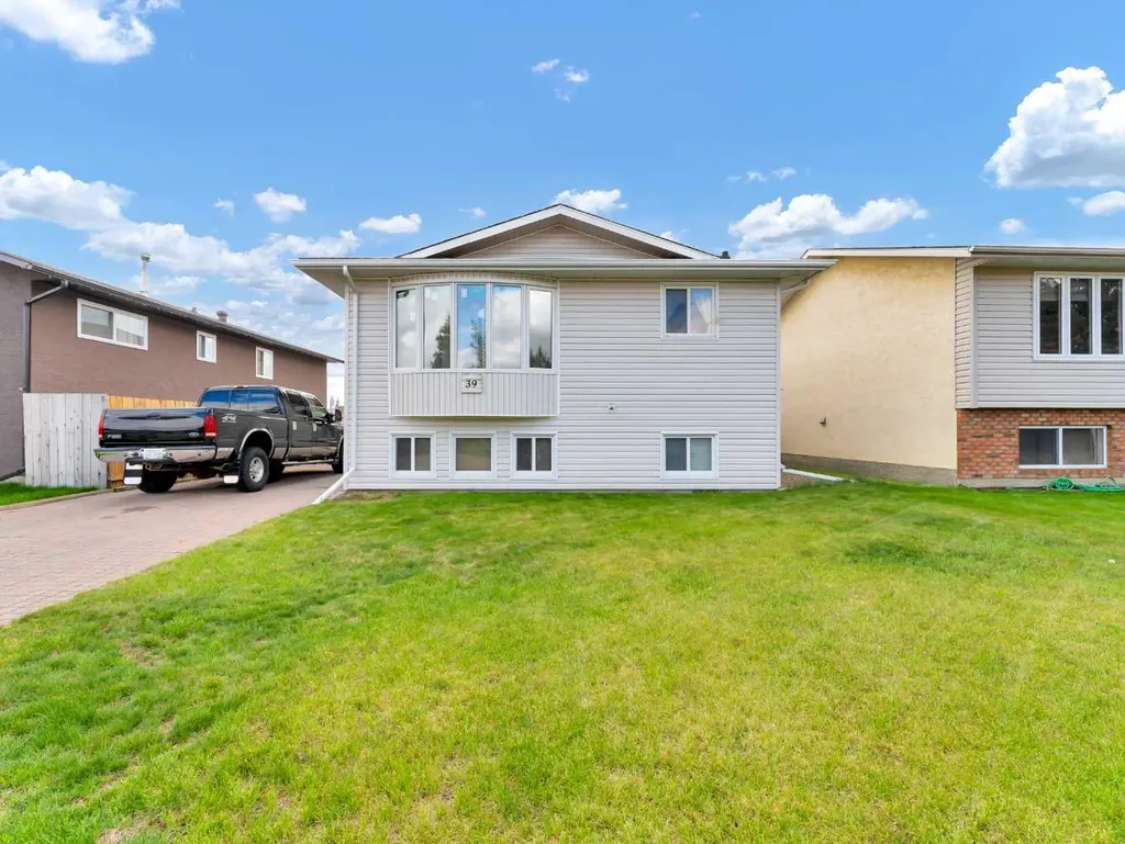 39 Rae Crescent SE Medicine Hat AB T1B3A2