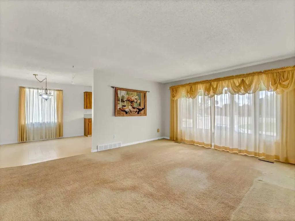 39 Rae Crescent SE Medicine Hat AB T1B3A2