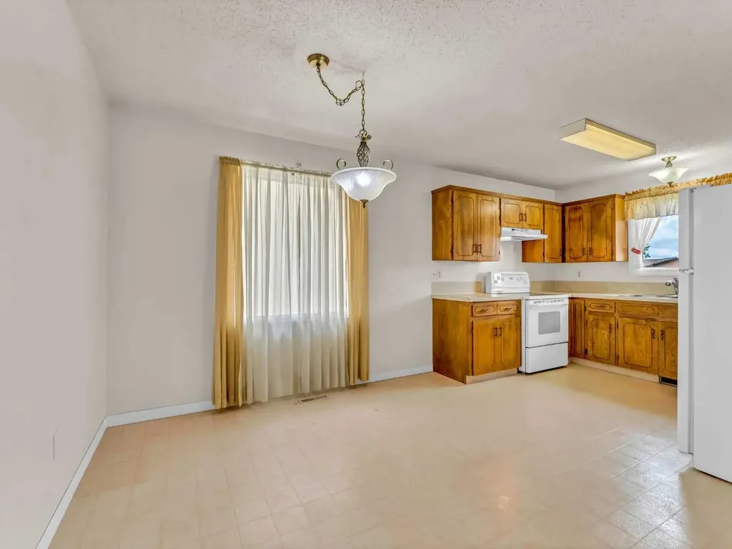39 Rae Crescent SE Medicine Hat AB T1B3A2
