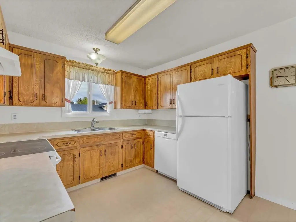 39 Rae Crescent SE Medicine Hat AB T1B3A2