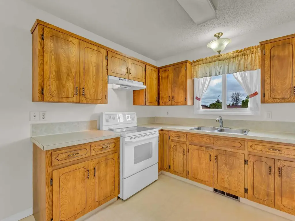 39 Rae Crescent SE Medicine Hat AB T1B3A2
