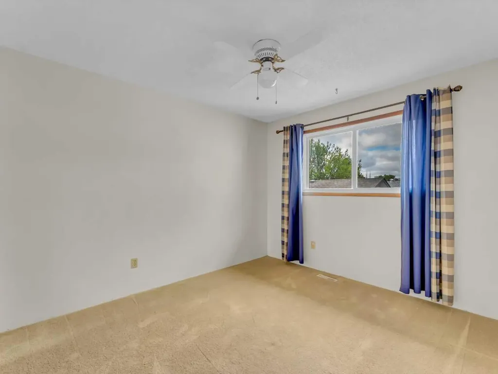 39 Rae Crescent SE Medicine Hat AB T1B3A2