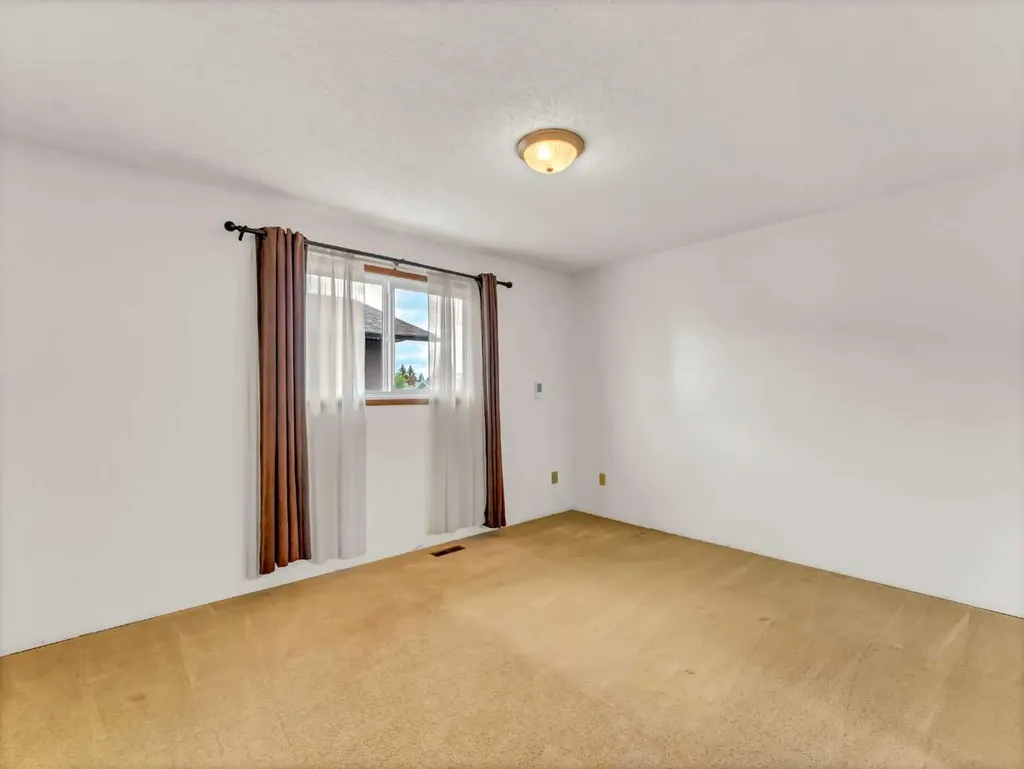 39 Rae Crescent SE Medicine Hat AB T1B3A2