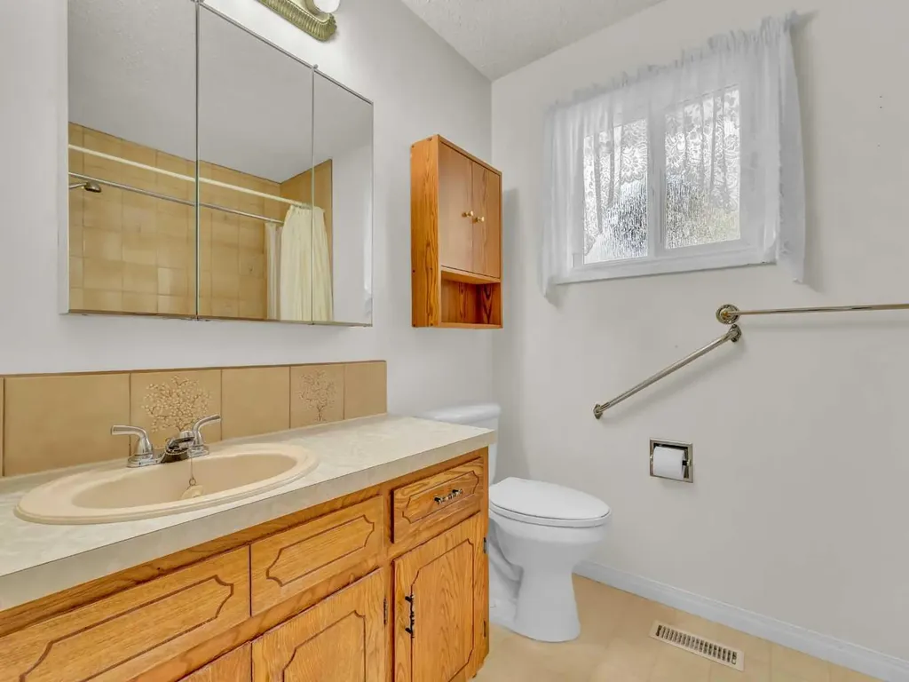 39 Rae Crescent SE Medicine Hat AB T1B3A2