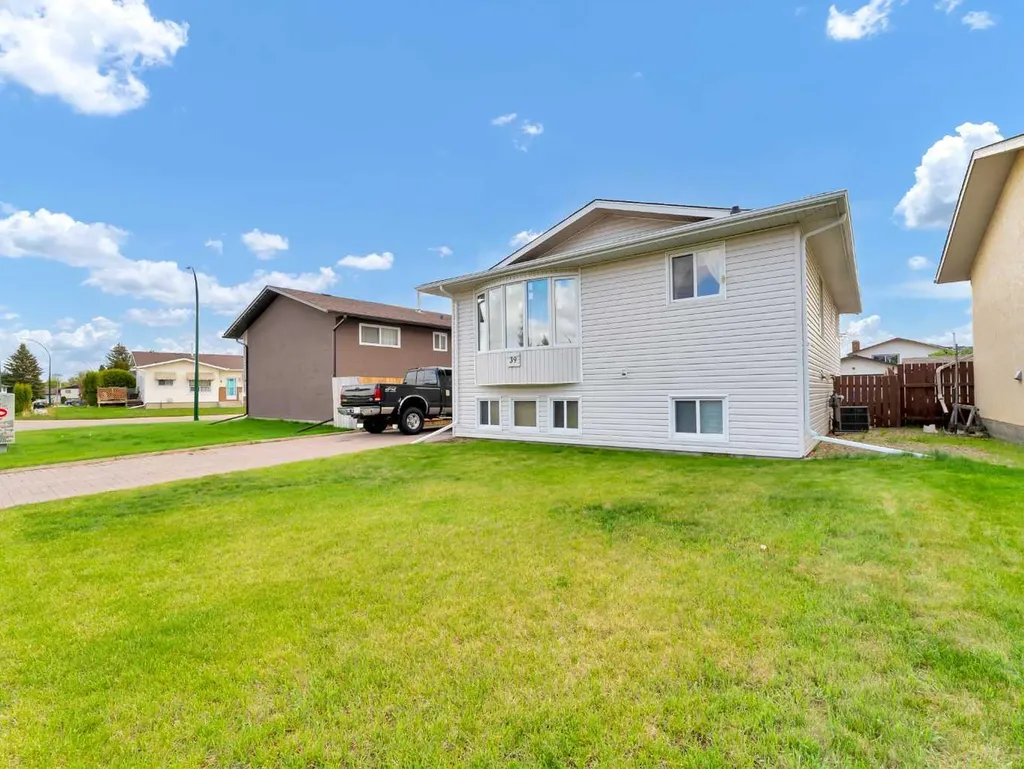 39 Rae Crescent SE Medicine Hat AB T1B3A2