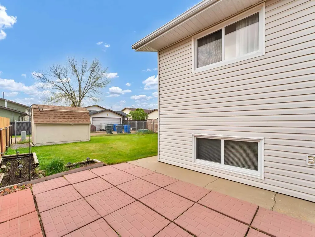 39 Rae Crescent SE Medicine Hat AB T1B3A2