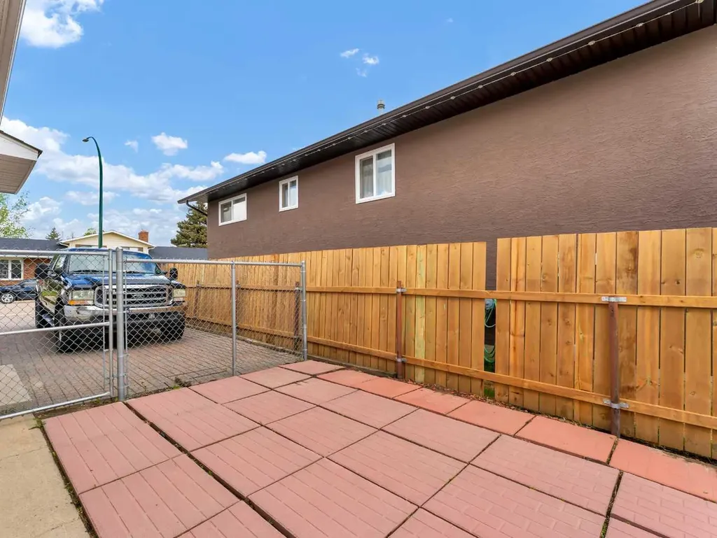 39 Rae Crescent SE Medicine Hat AB T1B3A2