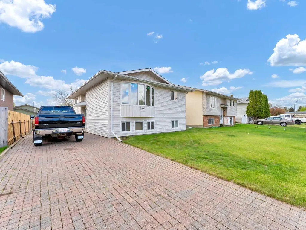 39 Rae Crescent SE Medicine Hat AB T1B3A2