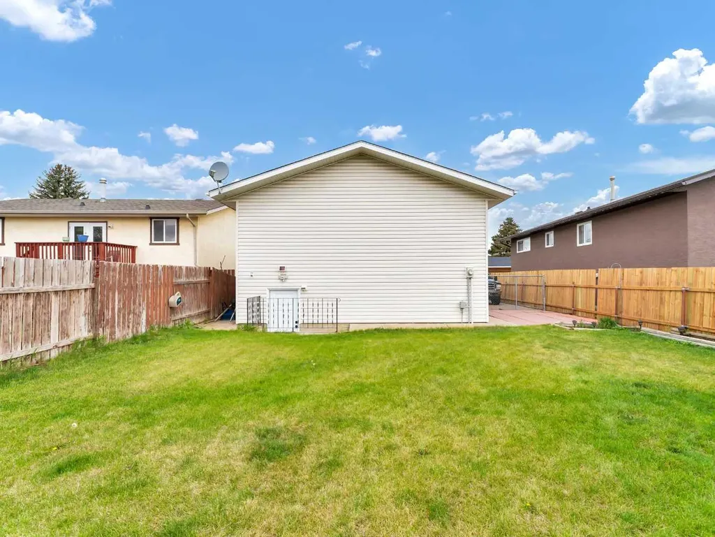 39 Rae Crescent SE Medicine Hat AB T1B3A2