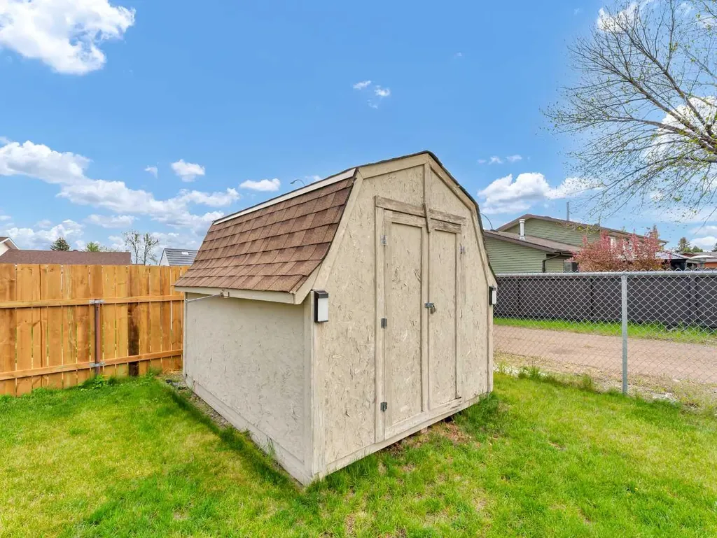 39 Rae Crescent SE Medicine Hat AB T1B3A2