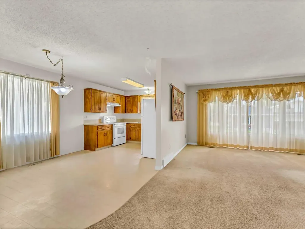 39 Rae Crescent SE Medicine Hat AB T1B3A2