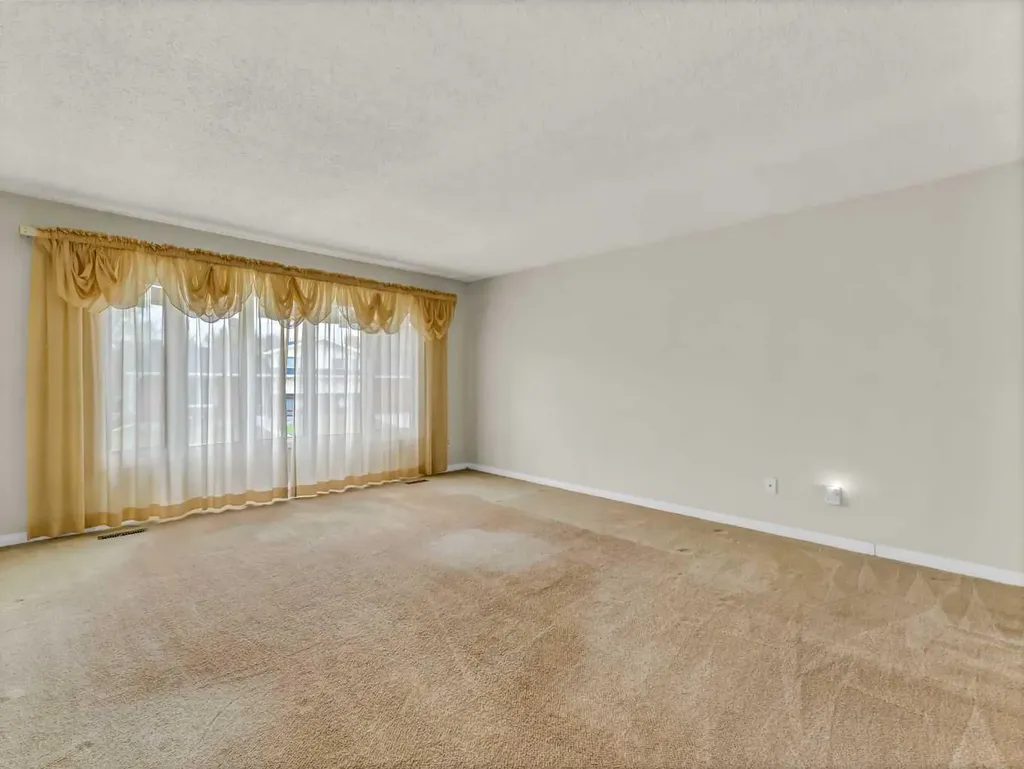 39 Rae Crescent SE Medicine Hat AB T1B3A2
