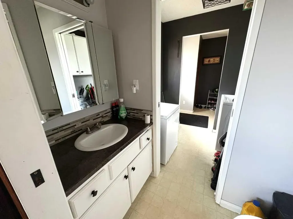 5602 47 Avenue W Forestburg AB T0B 1N0