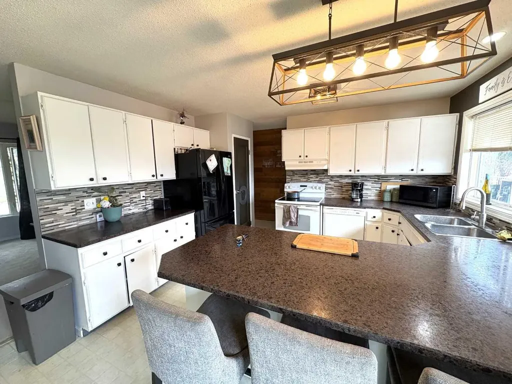 5602 47 Avenue W Forestburg AB T0B 1N0
