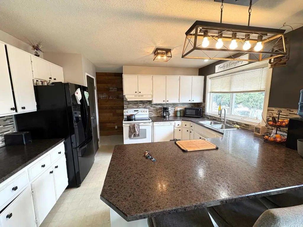 5602 47 Avenue W Forestburg AB T0B 1N0