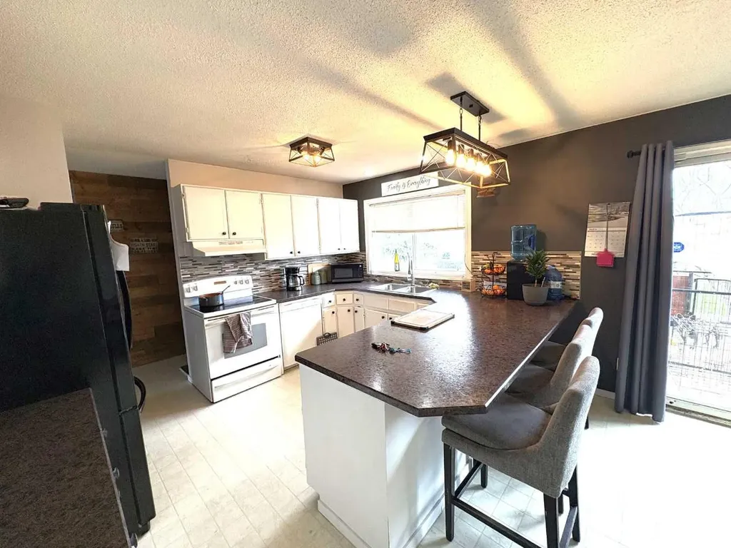5602 47 Avenue W Forestburg AB T0B 1N0