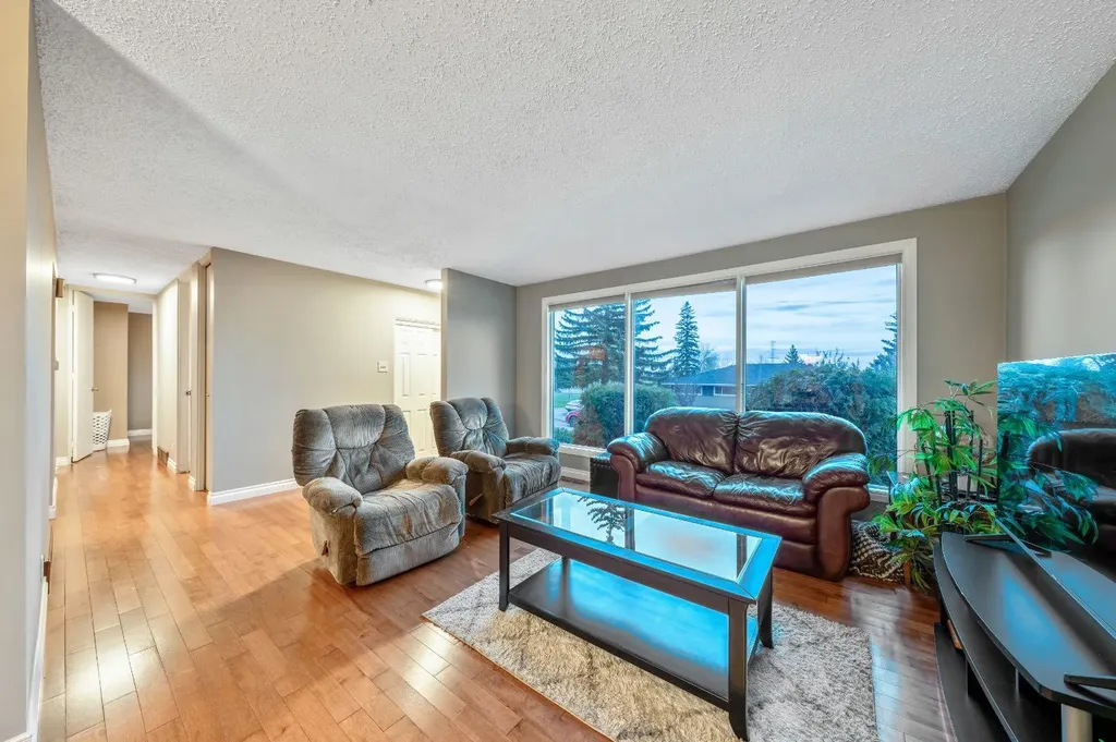 6003 Legsby Road SW Calgary AB T3E 5G5