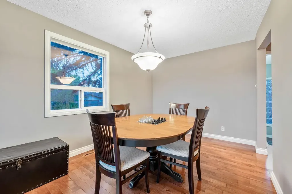 6003 Legsby Road SW Calgary AB T3E 5G5