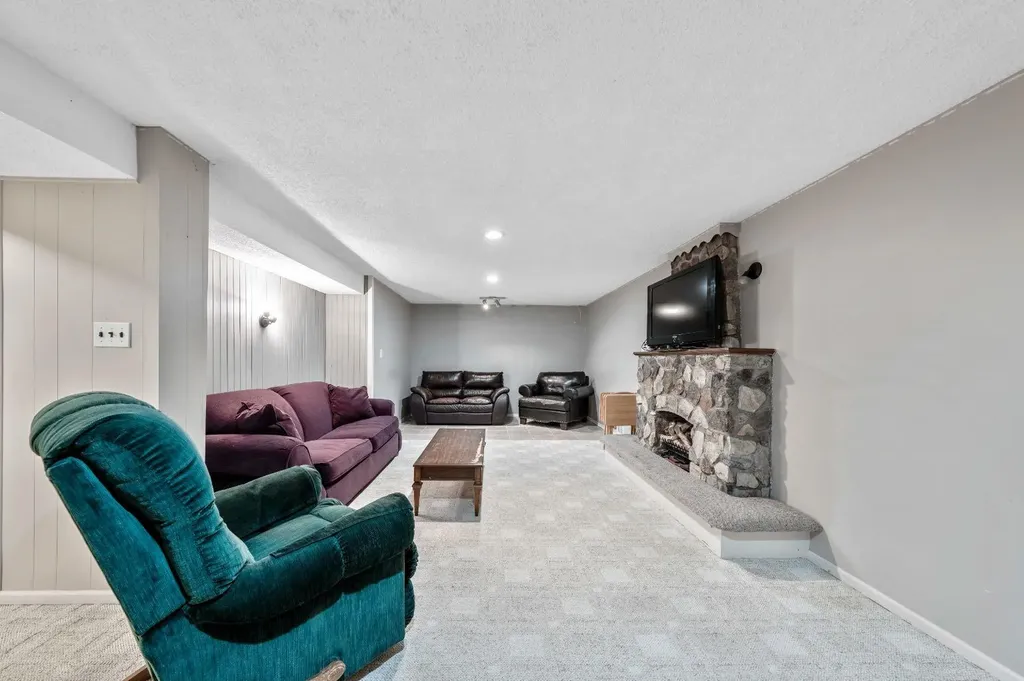 6003 Legsby Road SW Calgary AB T3E 5G5