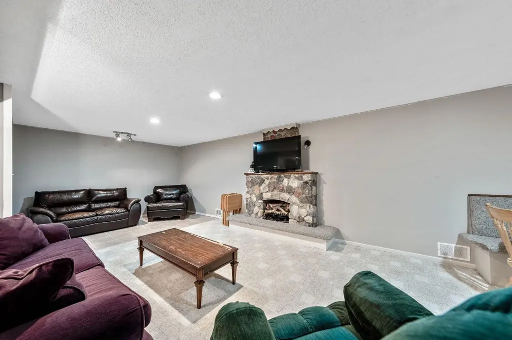 6003 Legsby Road SW Calgary AB T3E 5G5