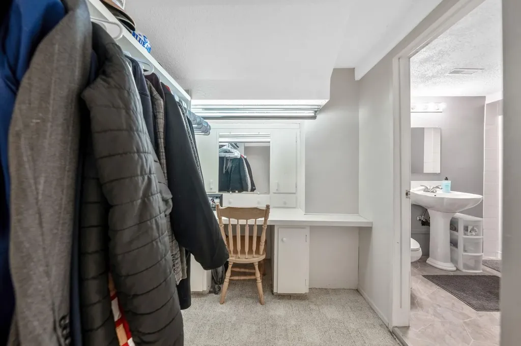 6003 Legsby Road SW Calgary AB T3E 5G5