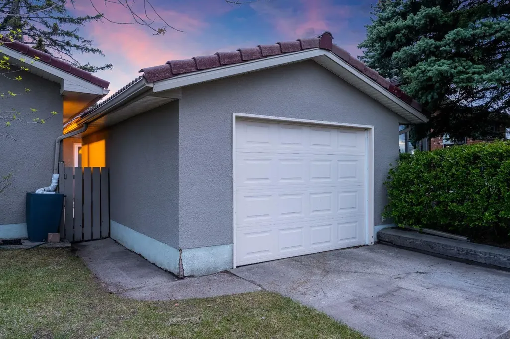 6003 Legsby Road SW Calgary AB T3E 5G5