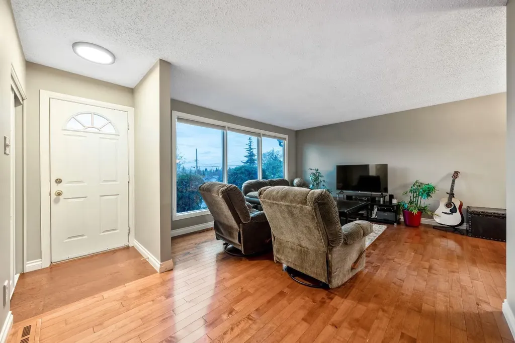 6003 Legsby Road SW Calgary AB T3E 5G5