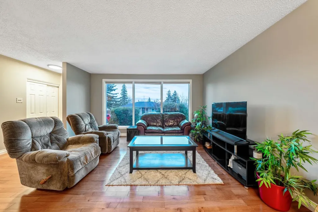 6003 Legsby Road SW Calgary AB T3E 5G5