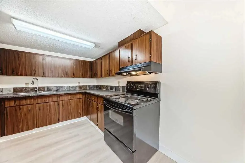 1540 29 Street NW Calgary AB T2N 4M1