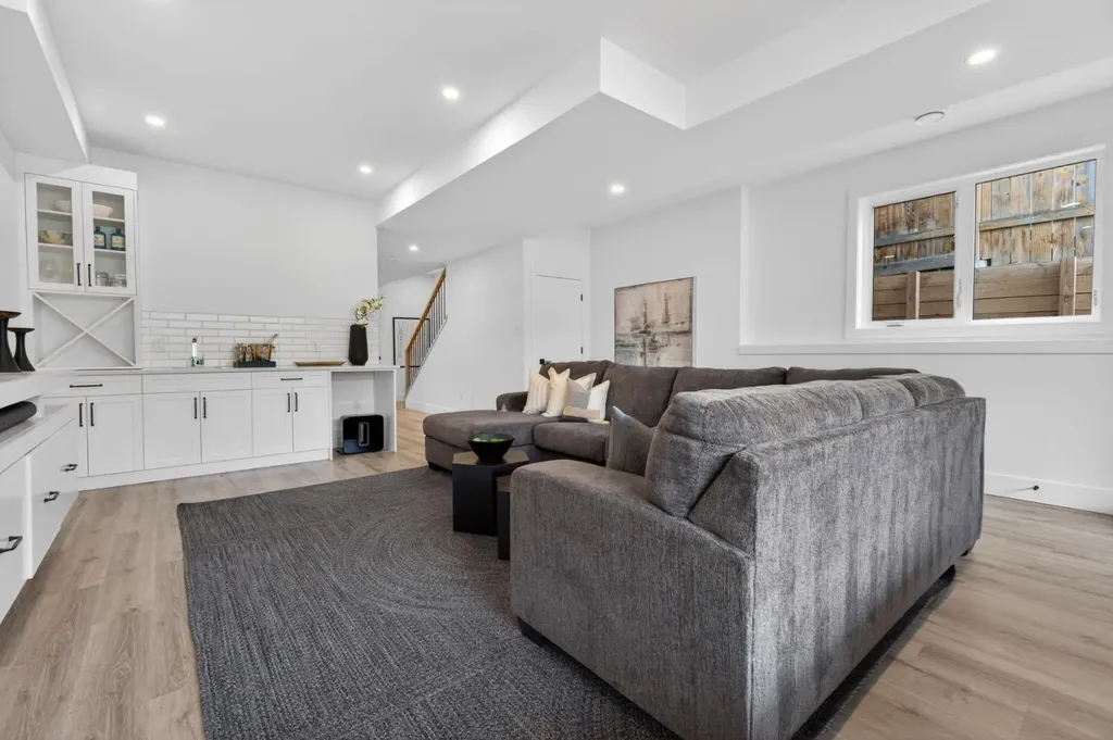 2506 20 Street SW Calgary AB T2T4Z3