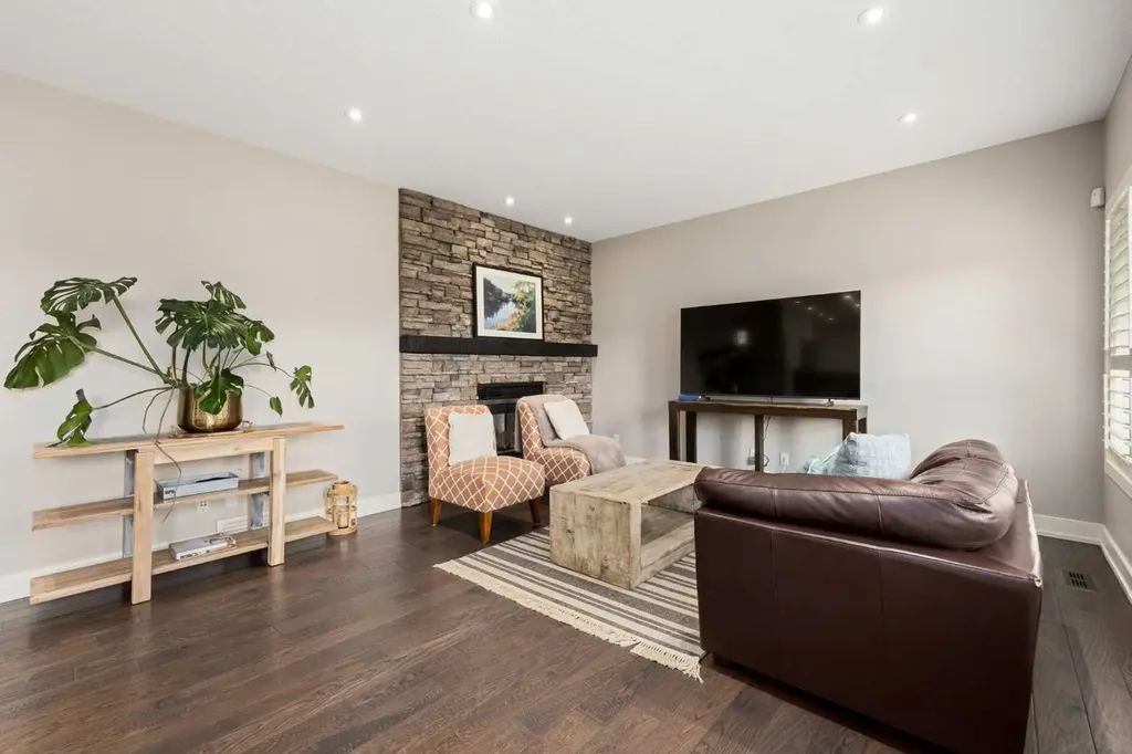 22 Strathridge Court SW Calgary AB T3H 4M2