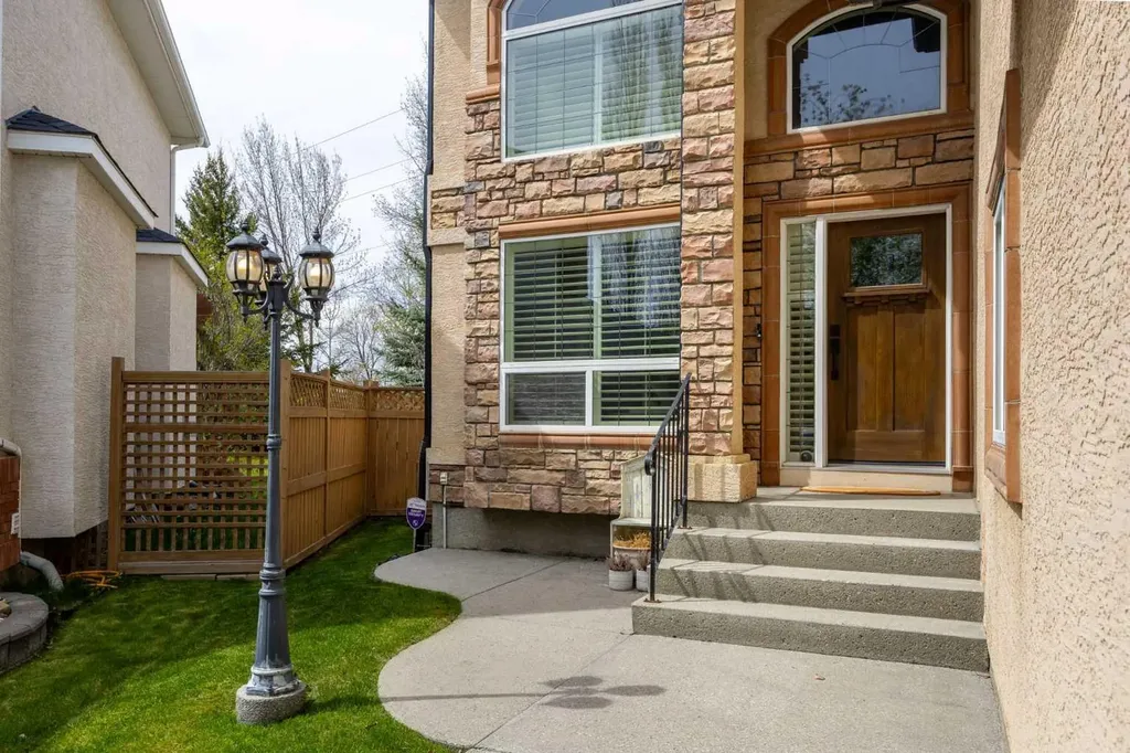 22 Strathridge Court SW Calgary AB T3H 4M2