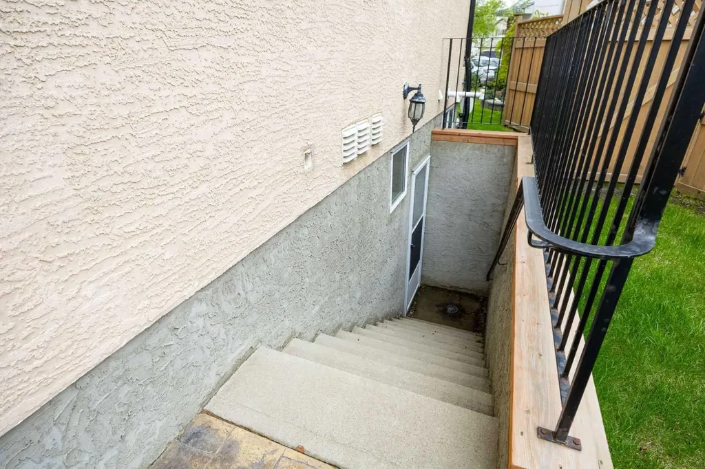 22 Strathridge Court SW Calgary AB T3H 4M2