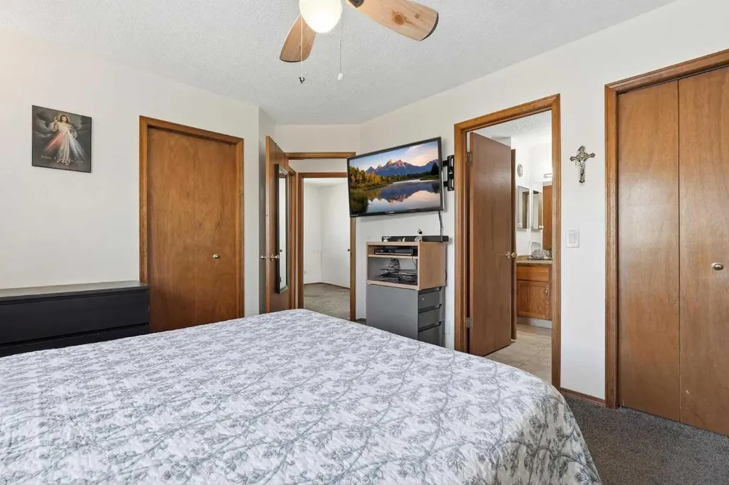 672 Macewan Drive NW Calgary AB T3K 3J5